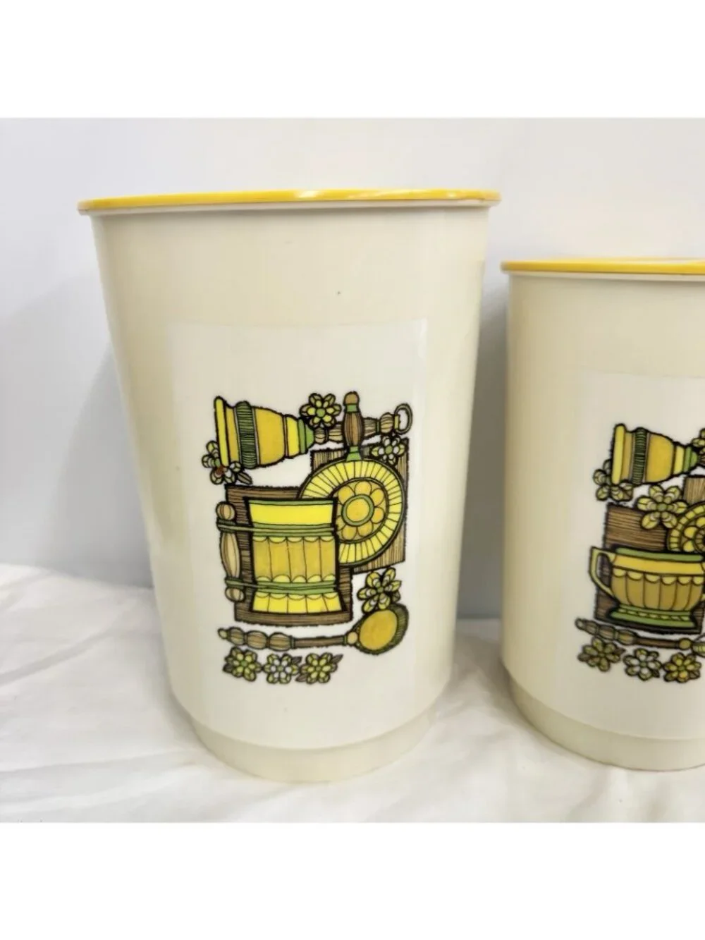 Vintage MCM Nesting Canisters Set of 4 Plastic Kitchen Gourmet 70s Retro Cream